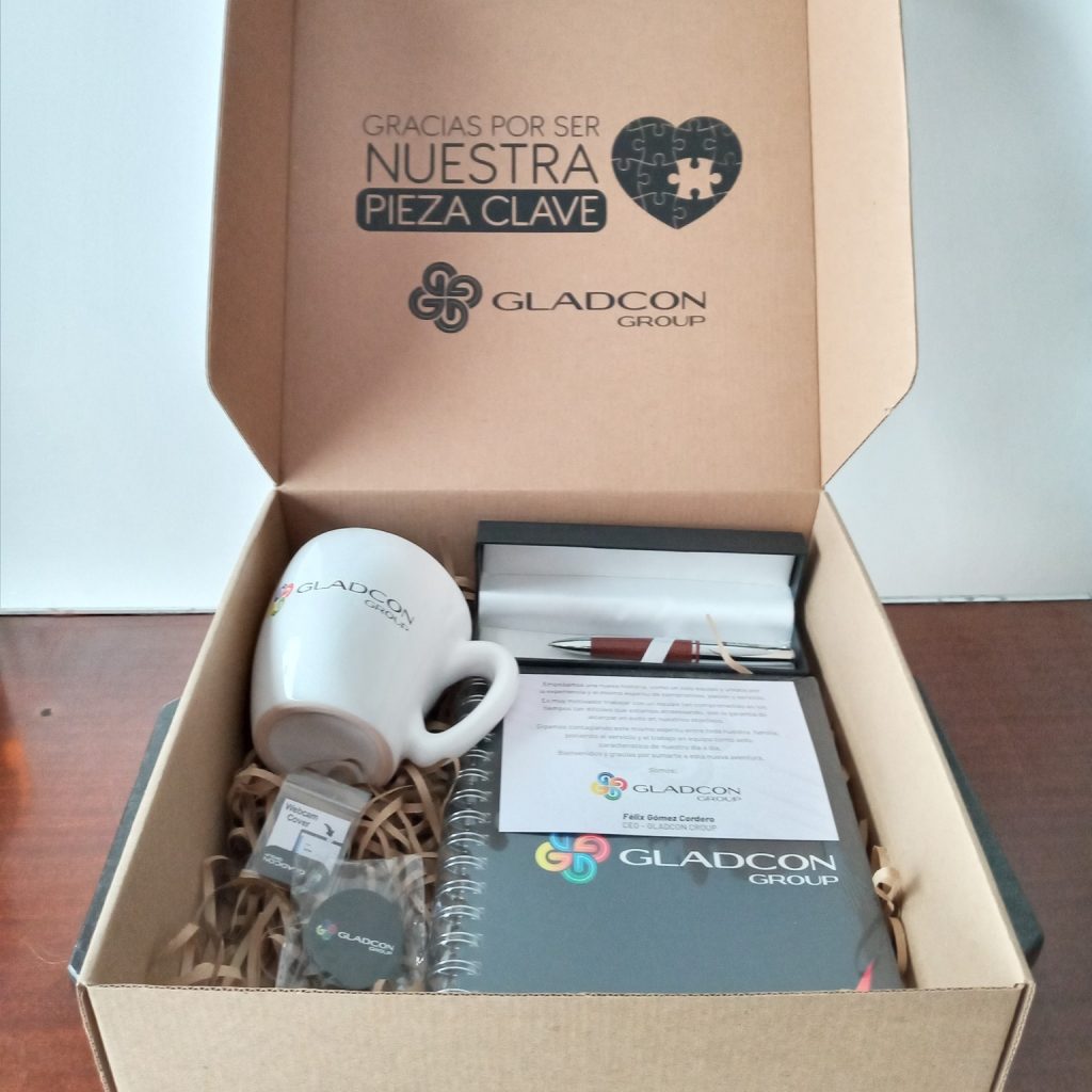 Kits de regalos empresariales con productos personalizados